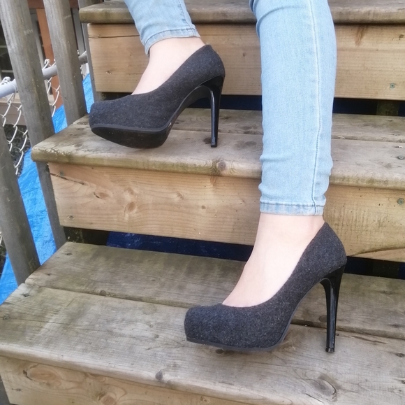 Guess Heels - Picture 4 of 4